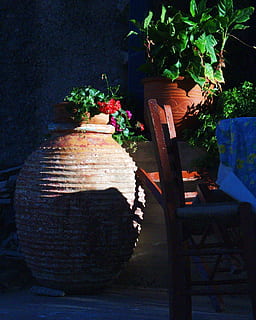 àmfora, ceràmica, orinal, flors, arranjament, cadira, planta, cap gent, naturalesa, planta en test, flor, planta amb flors, arquitectura, decoració, estructura construïda, arbre, a l'aire lliure, creixement, funció de construcció de parets, il·luminat, equips d’il·luminació, paret, escala, nit, test de flor, llum elèctrica, 720P, CC0, domini públic, lliure de regalies