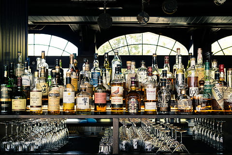 sortiert, Schnapsflaschen, Tabelle, sortierte Marke Glasflasche viel, Bar, Getränk, Flaschen, Glas, Whiskey, Flasche, Container, Essen und Trinken, Bar - Getränkehaus, drinnen, Erfrischung, Alkohol, große gruppe von gegenständen, keine Leute, Bartheke, Glas - Material, Anordnung, Variation, Wahl, Tag, Regal, Stillleben, transparent, Geschäft, 5K, CC0, gemeinfrei, lizenzfrei