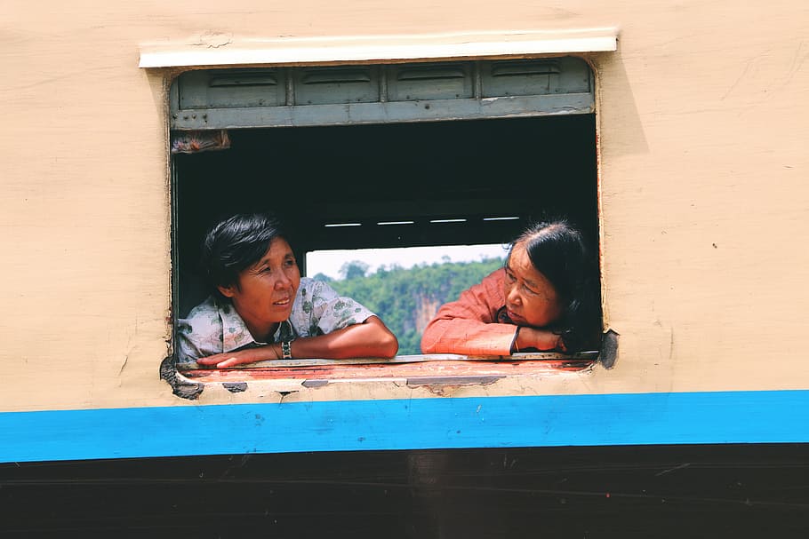 femeie, vorbind, o alta, Două, femei, înclinare, fereastră, persoană, tren, oameni, vedere, uite, odihnă, vedea, roz, albastru, birmanez, local, myanmar, hsipaw, portret, oameni adevărați, lovitură de cap, femele, doi oameni, zi, bărbați, resolidarizare, stiluri de viață, adult, zâmbitor, Activitatea de agrement, tânăr adult, arhitectură, copil, copilărie, în aer liber, 5K