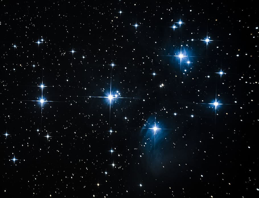 estrelles a la nit, astronomia, constel · lació, galàxia, nebulosa, infinit, estrella - espai, espai, nit, cel, cap gent, brillant, naturalesa, llum - fenomen natural, il·luminat, exploració espacial, ciència, blau, escenics - natura, munt, tecnologia, fons, lluminositat, taurus, cúmul estel·lar globular, telescopi de mà, 2K