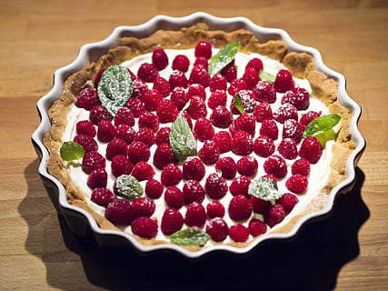 raspberry pi, pastís, tarta, gerds, menta, postres, la dolçor, deliciós, vermell, verd, pastes, fruita, saborós, plat dolç, dolç, menjar, composició, colorit, menjar i beguda, frescor, material de fusta, a l'interior, tall, menjar dolç, al forn, fruites de baies, indulgència, vista d’angle alt, llest per menjar, alimentació saludable, taula, cap gent, primer pla, pastís - postres, temptació, pastís de fruita, 4K, CC0, domini públic, lliure de regalies