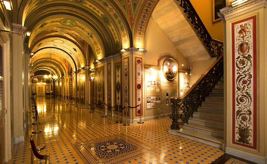 marró, passadís, llums, Washington dc, edificis del Capitoli, endins, interior, columnes, decoració, arquitectura, il·luminació, bonic, art, pis, reflexions, subterrani, arc, arcs, motllures de corona, escales, escala, estructura construïda, a l'interior, edifici, il·luminat, equips d’il·luminació, sostre, ornamentat, riquesa, destinacions de viatge, luxe, columna arquitectònica, disseny, art i artesania, patró, cap gent, religió, aranya, sòls, 4K