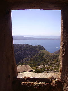 kopců, pokryté, stromy, vedle, oceán, modrý, nebe, během dne, modrá obloha, majorca, krajina, dveře, vchod, kámen, moře, voda, mraky, hory, les, Příroda, mimo, země, venkov, scénický, hora, scén, nikdo, architektura, venku, cestovní místa, okno, scenics - příroda, krása v přírodě, den, klid, klidné scény, čisté nebe, strom, uvnitř, slunečního světla, rostlina, pohoří, 1080P, CC0, veřejná doména, bez autorských práv