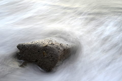 braun, Rock-Fragment, Karosserie, Wasser, Rock, bedeckt, Nebel, Natur, Stein, Fluss, fließen, Ozean, Langzeitbelichtung, Zeitraffer, Block, Wolke, Phantasie, Weiß, geflogen, Bewegung, Meer, Rock - Objekt, Bewegungsunschärfe, solide, Schönheit in der Natur, keine Leute, Wassersport, Szenen - Natur, Welle, draußen, Land, Sport, Tag, fließendes Wasser, Kraft in der Natur, fließend, 5K, CC0, gemeinfrei, lizenzfrei