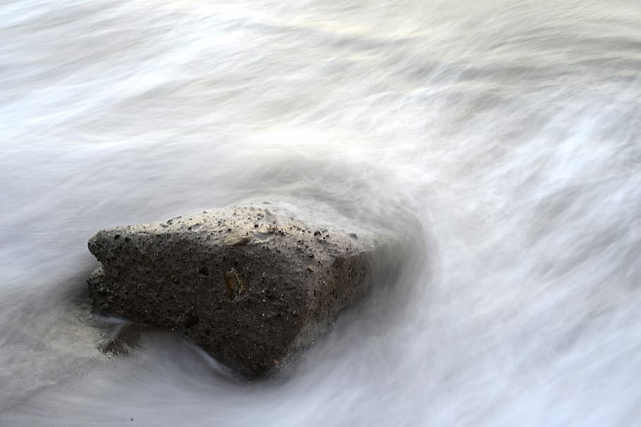 marró, fragment de roca, cos, aigua, rock, cobert, boira, naturalesa, pedra, riu, flux, oceà, longexposició, lapse de temps, bloc, núvol, imaginació, blanc, volat, moviment, mar, rock - object, moviment borrós, exposició llarga, sòlid, bellesa a la natura, cap gent, esport aquàtic, escenics - natura, onada, a l'aire lliure, terra, esport, dia, aigua que flueix, poder a la natura, que flueix, 5K