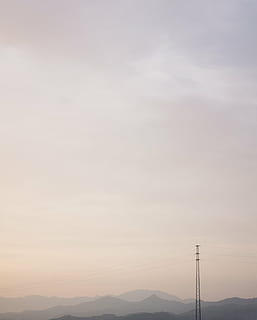 grijze hulpprogramma post, antenne, schot, elektrisch, transmissie, post, natuur, landschap, bergen, pieken, hemel, wolken, horizon, torens, macht, lijnen, helling, roze, grijs, zonsondergang, Vakantiebestemmingen, kalmte, geen mensen, rustige scène, schoonheid in de natuur, wolk - lucht, hoogspanningsmast, scenics - natuur, berg-, technologie, elektriciteit, milieu, hoogspanningslijn, kabel, verbinding, niet-stedelijke scène, buitenshuis, bergketen, stroomvoorziening, bergtop, 2K, CC0, publiek domein, royaltyvrij
