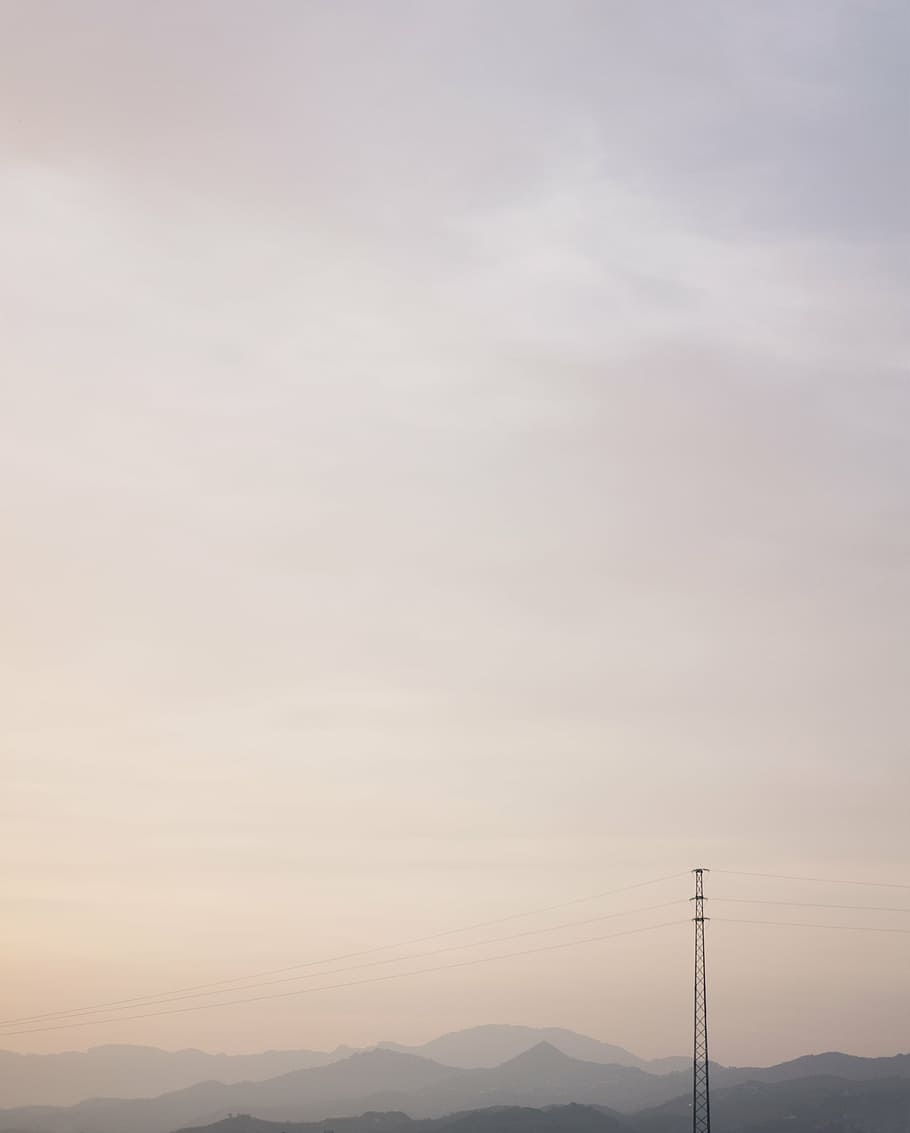 post de servei gris, aèria, tir, elèctric, transmissió, publicació, naturalesa, paisatge, muntanyes, pics, cel, núvols, horitzó, torres, poder, línies, degradat, rosa, gris, posta de sol, escenics, tranquil·litat, cap gent, escena tranquil·la, bellesa a la natura, núvol - cel, piló d’electricitat, escenics - natura, muntanya, tecnologia, electricitat, medi ambient, línia elèctrica, cable, connexió, escena no urbana, a l'aire lliure, Serra, Font d'alimentació, cim de muntanya, 2K