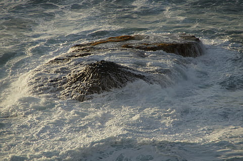klippe, hav, ocean, sten-, vand, surf, lappede, neddykket, spray, stenet, klippekyst, bevægelse, skønhed i naturen, sport, natur, ingen mennesker, vandsport, bølge, dag, høj vinkel visning, jord, strand, udendørs, havnefronten, scenics - natur, ro, magt i naturen, breaking, flydende vand, 5K, CC0, offentligt domæne, royaltyfrie