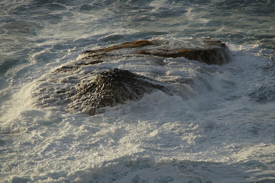 rock, mar, oceà, pedra, aigua, navega, va fallar, submergit, esprai, rocós, costa rocosa, moviment, bellesa a la natura, esport, naturalesa, cap gent, esport aquàtic, onada, dia, vista d’angle alt, terra, platja, a l'aire lliure, davant del mar, escenics - natura, tranquil·litat, poder a la natura, trencament, aigua que flueix, 5K