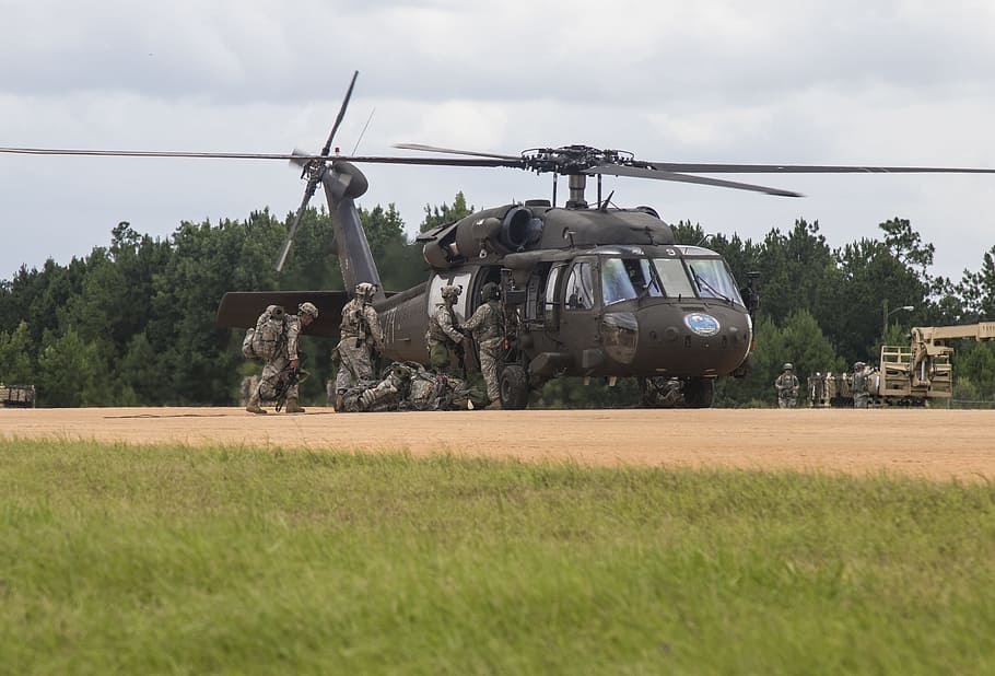 ens exèrcit, uh-60 blackhawk, aviació, vol, helicòpter, avions, exèrcit dels Estats Units, militar, forces Armades, manera de transport, transport, exèrcit, soldat de l'exèrcit, dia, govern, naturalesa, camp, vehicle aeri, hèlix, cel, planta, entrenament militar, terra, a l'aire lliure, estacionari, uniforme, 2K