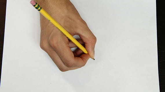 persona, celebració, groc, llapis, blanc, paper, mà, escriure, dibuix, mà humana, part del cos humà, a l'interior, gent, tir de l'estudi, còpia espai, fons blanc, homes, mesurament, primer pla, cinta mètrica, part del cos, educació, instrument de mesura, aprenentatge, extremitat humana, dit, millores per a la llar, 5K, CC0, domini públic, lliure de regalies
