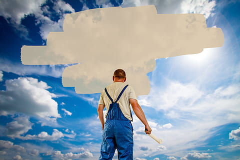 homem, segurando, rolo de pintura, céu, fundo de nuvens, pintor de casa, balão, rótulo, pintura, natureza, nuvem, verão, dom, calagem, cal, branqueamento, Imagine, excluir, pintura branca, branco, nuvem - céu, uma pessoa, de pé, roupa casual, dia, adulto, comprimento de três quartos, vista frontal, atividade de lazer, azul, homens, ao ar livre, adulto sênior, compósito digital, visão de baixo ângulo, braço humano, membro humano, braços levantados, 5K, CC0, domínio público, royalty free