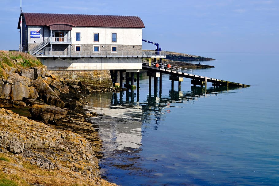 Moelfre, bote salva vidas, estação, estrutura construída, agua, arquitetura, exterior do edifício, construção, dia, natureza, céu, ninguém, mar, reflexão, beira-mar, ao ar livre, Distrito residencial, sólido, casa, Rocha, rock - objeto, 4K
