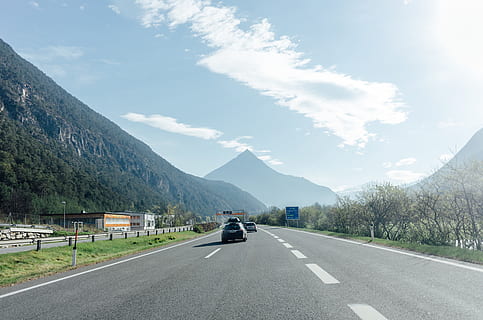 autostrada austriaca, austriaco, autostrada tedesca, paesaggio, posizioni di viaggio, montagna, strada, natura, autostrada, mezzi di trasporto, asfalto, Paesaggi, catena montuosa, all'aperto, cielo, viaggio, nessuno, nuvola - cielo, scena rurale, giorno, la strada davanti, guida, direzione, cartello, marcatura, simbolo, segnaletica stradale, modo di trasporto, luce del sole, scena non urbana, auto, bellezza nella natura, veicolo a motore, prospettiva decrescente, linea di divisione, viaggio su strada, 4K, CC0, dominio pubblico, privo di copyright