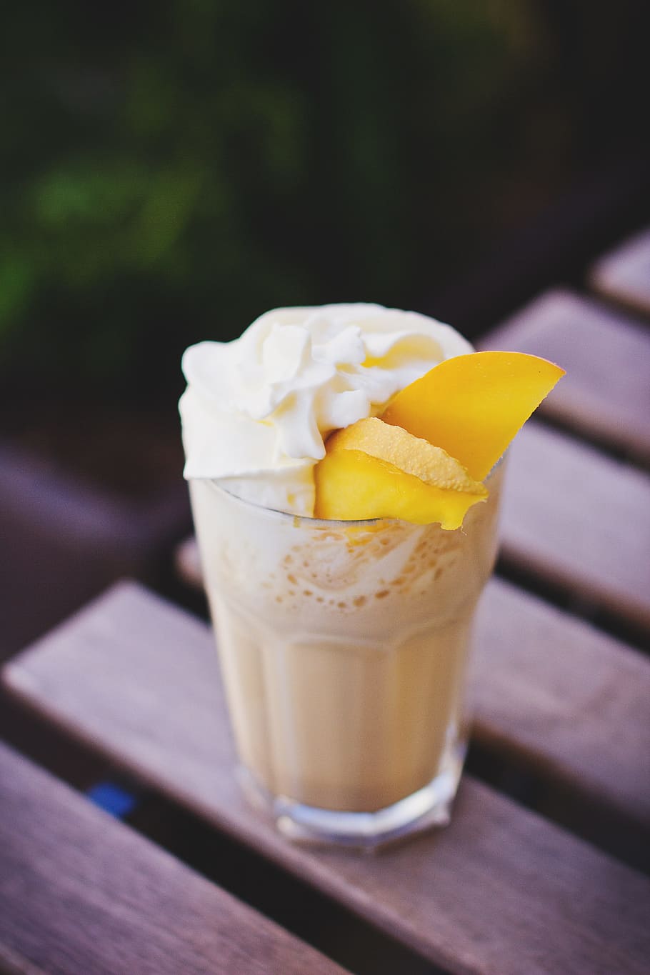 mad, drikkevarer, cafe, kaffe, kold, fedt nok, fløde, drikke, frappe, frugt, frugter, glas, is kaffe, melon, bord, pisket, flødeskum, mad og drikke, friskhed, forfriskning, drikkeglas, husholdningsudstyr, sund kost, sødt mad, fokus på forgrunden, tæt på, portionsstørrelse, gul, ingen mennesker, velvære, sød, overbærenhed, fristelse, udendørs, orange, 5K