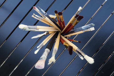 lot de pinzell, art, artistes, raspall, pintura, pintor, creatiu, creativitat, pasatemps, cel, blau, cap gent, vista d’angle baix, núvol - cel, naturalesa, dia, a l'aire lliure, cultura i entreteniment artístic, material de fusta, elecció, primer pla, vaixell nàutic, Parc d'atraccions, pol, assolellat, aigua, passeig pel parc d’atraccions, veler, aparells, directament a sota, 5K, CC0, domini públic, lliure de regalies