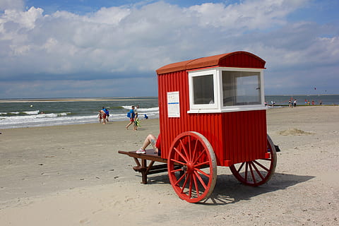 Badekarren, Strandkarren, Strand, Meer, Strand Meer, Urlaub, schöne Strände, Wasser, die meiste Buche, Strandwasser, Sand, Küste, Sandstrand, Blau, Wolken, Stimmung, Himmel, Land, wolke - himmel, echte Menschen, Natur, Tag, zufällige Menschen, Transport, gebaute Struktur, Männer, die Architektur, Gruppe von Leuten, Wagen, Gebäudehülle, Menschen, draußen, Rad, 5K, CC0, gemeinfrei, lizenzfrei