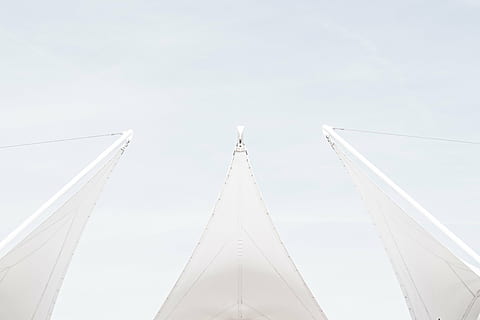 lavvinkelfotografering, glasbygning, dag, hvid, abstrakt, himmel, sejlbåd, transportmidler, lav vinkel visning, transportform, arkitektur, natur, bygget struktur, ingen mennesker, rejse, udendørs, forbindelse, hvid farve, bevægelse, skyfri himmel, nautiske fartøj, kopiere plads, solrig, sollys, 5K, CC0, offentligt domæne, royaltyfrie