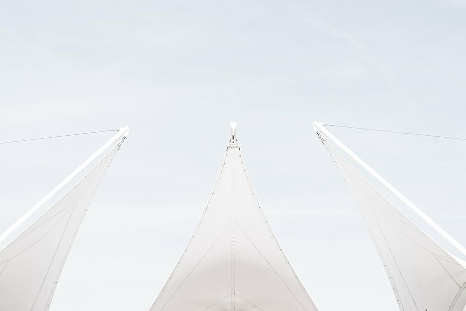 fotografia d'angle baix, edifici de vidre, dia, blanc, resum, cel, veler, transport, vista d’angle baix, manera de transport, arquitectura, naturalesa, estructura construïda, cap gent, viatjar, a l'aire lliure, connexió, Color blanc, moviment, cel clar, vaixell nàutic, còpia espai, assolellat, llum solar, 5K