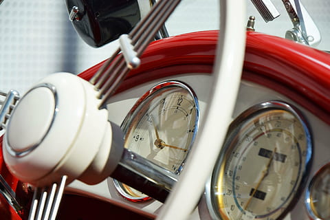 oldtimer, cockpit, instrumentbræt, rat, dashboards, gammel, auto, køretøj, rød, klassisk, gammel bil, transportmidler, transportform, retro stylet, land køretøj, vintage bil, tæt på, cykel, dag, metal, ingen mennesker, skinnende, motorcykel, bil, motor køretøj, udendørs, luksus, konkurrence, forlygte, krom, hjul, sølvfarvet, 4K, CC0, offentligt domæne, royaltyfrie