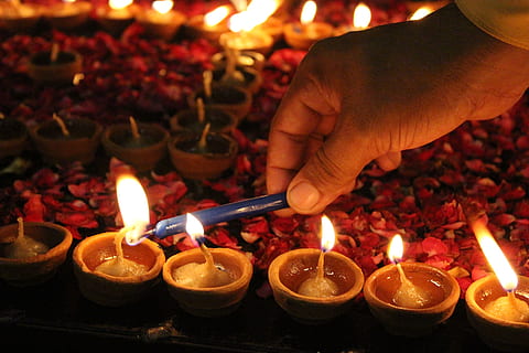 personas apgaismojums sveces, gaisma, lampa, gaišs, dizains, spuldze, spīd, tumšs, simbols, spīdēt, deepawali, diwali, deepak, spuldzes gaisma, domāšana, balts, uguns, liesma, dedzināšana, svece, cilvēka roku, uguns - dabas parādība, siltuma - temperatūra, roka, reliģiju, garīgums, cilvēka ķermeņa daļa, izgaismots, viens cilvēks, ticība, eļļas lampa, aizdegšanās, raksturs, Dijas eļļas spuldze, saimniecība, apgaismes ierīces, elektriskā lampa, 5K, CC0, publiskais domēns, bez atlīdzības