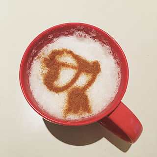 antenne, kaffe, latte kunst, drikke, forfriskning, mad og drikke, kaffekop, kop, krus, kaffe - drikke, stilleben, indendørs, skummende drikke, tæt på, varm drikke, ingen mennesker, hvid baggrund, mad, direkte over, friskhed, cappuccino, studio skud, latte, alkoholfri drikkevare, skum, 2K, CC0, offentligt domæne, royaltyfrie