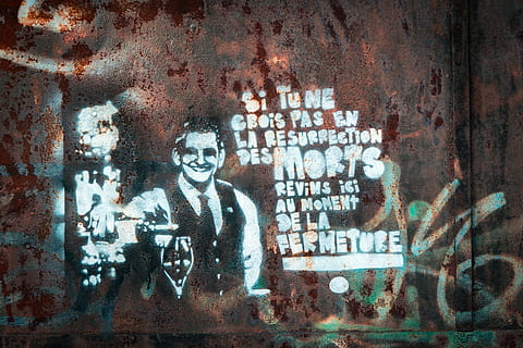 graffiti karakter, tekst, graffiti, stencil, person, væg, tag, murbygningsfunktion, kreativitet, arkitektur, Kunst og håndværk, bygget struktur, forvitret, gammel, ingen mennesker, mandlig lighed, indendørs, menneskelig repræsentation, repræsentation, digital komposit, beskadiget, forfra, bygning, vægmaleri, 5K, CC0, offentligt domæne, royaltyfrie