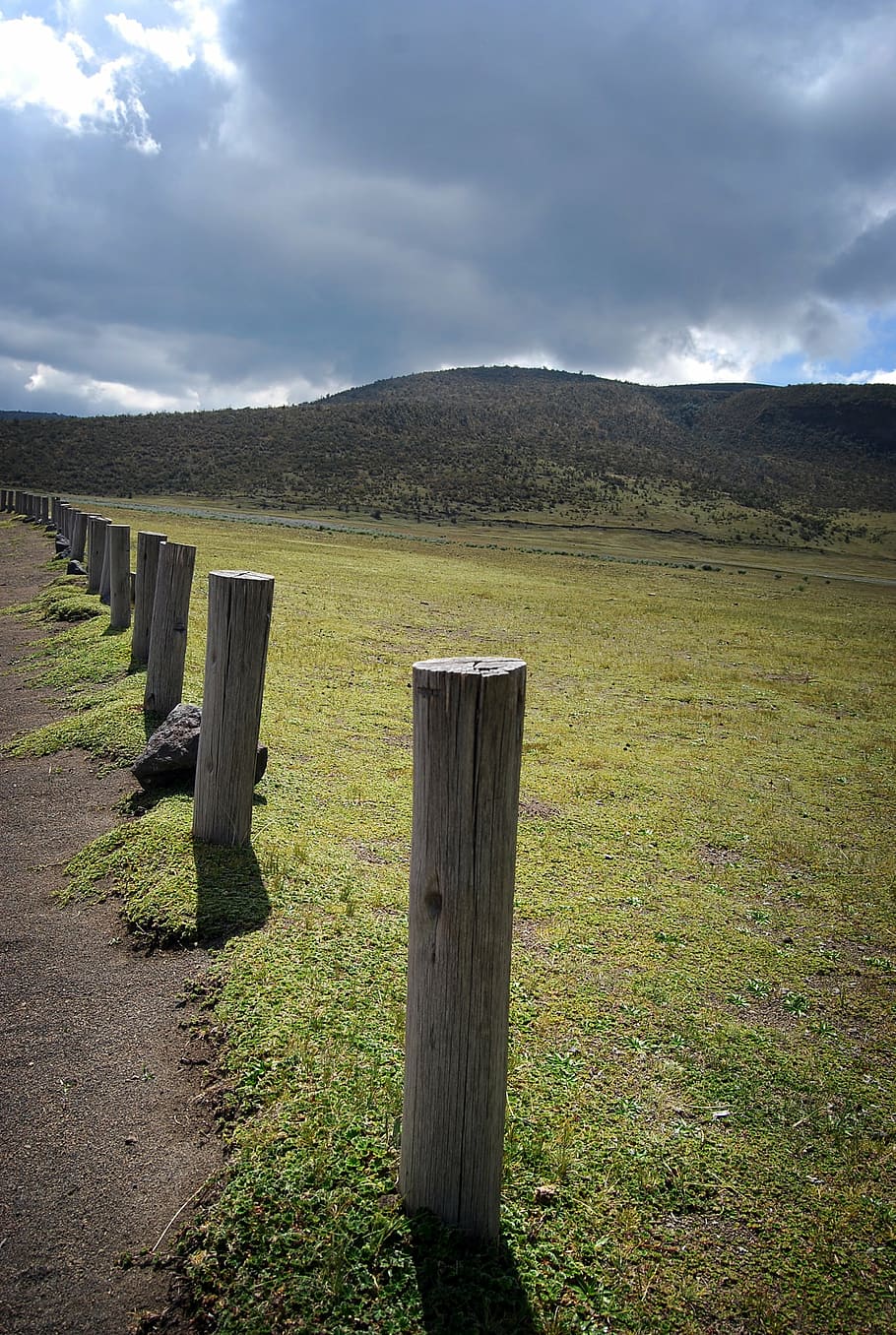 barrera, palo, paisatge, profunditat, perspectiva, naturalesa, muntanya, cotopaxi, vall, senderisme, fusta, tronc, tanca, cel, a l'aire lliure, cap gent, herba, núvol - cel, material de fusta, escena tranquil·la, medi ambient, tranquil·litat, camp, límit, planta, escenics - natura, terra, bellesa a la natura, dia, escena no urbana, publicació, post de fusta, 2K