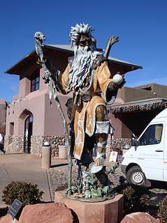 smeriglio, procedura guidata, statua, mistico, magico, barba, fantasia, mago, stregone, architettura, struttura costruita, esterno dell'edificio, scultura, arte e artigianato, rappresentazione, cielo, costruzione, rappresentazione umana, giorno, natura, somiglianza maschile, credenza, spiritualità, religione, luogo di culto, creatività, nessuno, all'aperto, 1080P, CC0, dominio pubblico, privo di copyright