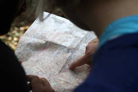 kişi, gösterme, bej, harita, harita grafiği, yürüyüş, gezinmek, puan, parmak, insanlar, seyahat, yön, adirondack, yolculuk, roadtrip, insan vücudu parçası, el, tutma, seçici odak, insan eli, arka plan üzerinde odaklanmak, aktivite, Sanat ve zanaat, yetişkin, erkekler, omuz görünümü üzerinde, kapatmak, planlama, iş, kâğıt, içeriye, gün, 5K, CC0, kamu malı, telif ücretsiz