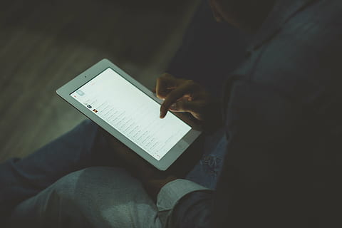 la personne, en portant, émouvant, ipad, La technologie, gadgets, portable, tablette, Chansons, playlist, une personne, main humaine, partie du corps humain, livre, à l'intérieur, personnes, adulte, un seul homme, Hommes, main, section médiane, Vrais gens, modes de vie, Technologie sans fil, lien, Activité de loisir, la communication, séance, écran, vue grand angle, partie du corps, surfer sur le net, jeans, 5K, CC0, domaine public, libre de droits