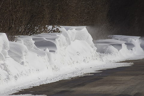 inverno, neve, monte de neve, cascata, agua, natureza, rio, água corrente, gelo, frio - temperatura, ao ar livre, movimento, ninguém, dia, cor branca, temperatura fria, beleza na natureza, terra, plantar, esporte, árvore, scenics - natureza, cena tranquila, tranquilidade, 5K, CC0, domínio público, royalty free