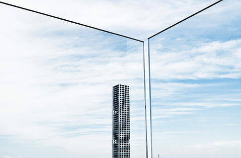 edificio in cemento bianco, grattacielo grigio, bicchiere, finestra, riflessione, balcone, costruzione, palazzone, grattacielo, nuvole, cielo, minimalismo, architettura, urbano, New York, struttura costruita, esterno dell'edificio, nuvola - cielo, edificio per uffici esterno, Inquadratura dal basso, alto - alto, città, nessuno, giorno, natura, moderno, ufficio, industria di costruzioni, Torre, industria, all'aperto, 5K, CC0, dominio pubblico, privo di copyright