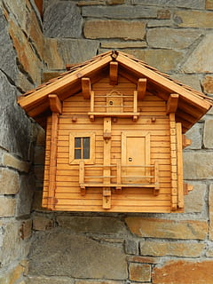 bústia, publicació, xalet, material de fusta, estructura construïda, arquitectura, cap gent, funció de construcció de parets, dia, exterior de l'edifici, finestra, paret, vista d’angle baix, edifici, casa, a l'aire lliure, maó, primer pla, tancat, marró, casa d'aus, sòlid, paret de pedra, 4K, CC0, domini públic, lliure de regalies