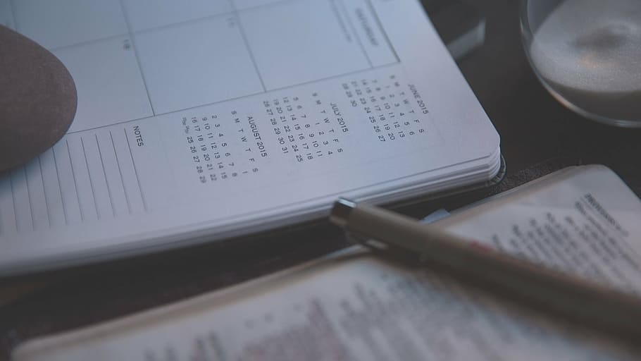marró, bolígraf, pàgina del llibre, diari, quadern, calendaris, bíblies, proverbis, bolígrafs, Sagrada Bíblia, jesús, Déu, esperit Sant, fantasma sant, mà, taules, estudiar, memo, llapis, llibres, blocs de notes, notes, escriure, personal, pàgines, revista, papereria, escriptori, Finances, negocis, document, dades, paper, comunicació, enfocament selectiu, taula, primer pla, text, cap gent, vista d’angle alt, natura morta, a l'interior, llibre, publicació, educació, nombre, pàgina, tecnologia, 1080P