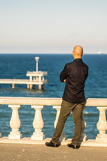 homem, ficar de pé, ao lado, terraço, mar, agua, de praia, oceano, ao ar livre, Beira Mar, natureza, pessoas, relaxamento, bom tempo, período de férias, burgas, Bulgária, adulto, feriado, lazer, moda, luz solar, vista do mar, panorama, natural, visão traseira, uma pessoa, pessoas reais, horizonte, estilos de vida, beleza na natureza, horizonte sobre a água, homens, céu, comprimento total, atividade de lazer, de pé, scenics - natureza, corrimão, dia, olhando a vista, 5K, CC0, domínio público, royalty free