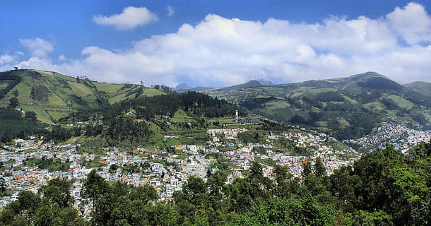ptačí oko, prohlížení fotografie, město, stromy, Ekvádor, quito, sopka, aktivní sopka, pichincha, riziko, zemětřesení, krajina, rostlina, strom, exteriér budovy, architektura, nebe, stavba, hora, Příroda, životní prostředí, mrak - nebe, scenics - příroda, budova, krása v přírodě, vesnice, přistát, nikdo, zelená barva, venku, pohoří, panoráma města, města, 2K, CC0, veřejná doména, bez autorských práv