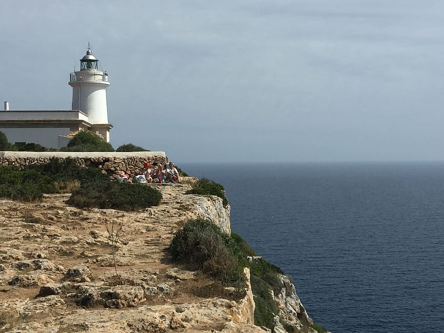 mallorca, Meer, Blau, Sommer-, Strand, Leuchtturm, Beratung, Turm, gebaute Struktur, Wasser, Gebäudehülle, Richtung, die Architektur, Gebäude, Schutz, Sicherheit, Rock, Rock - Objekt, Himmel, Horizont über Wasser, Horizont, solide, draußen, keine Leute, 2K