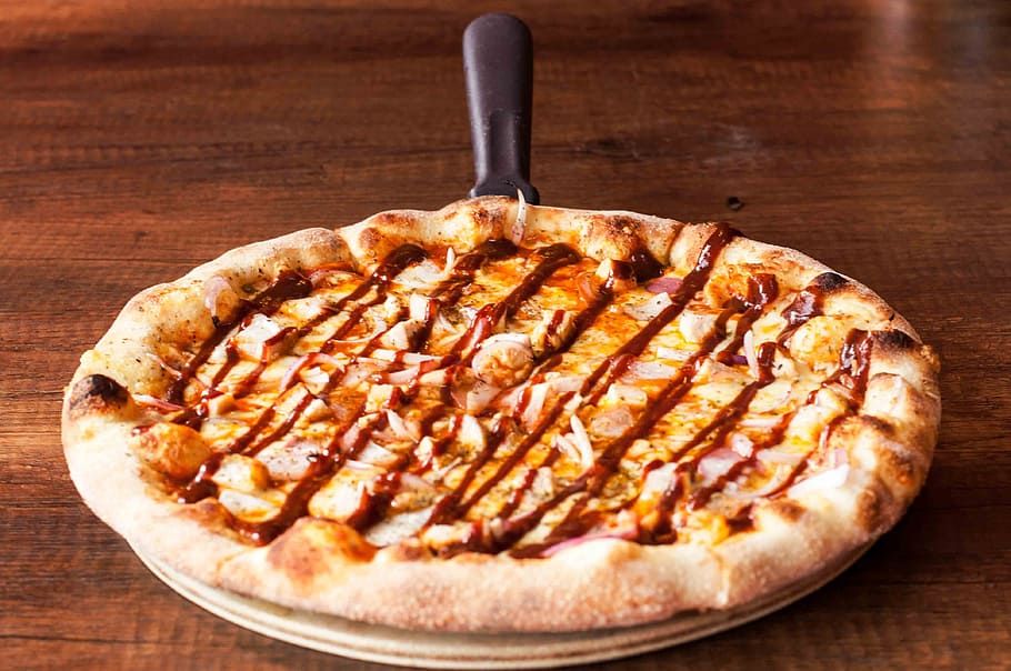 pizza, menjar, berenar, menjar i beguda, frescor, a l'interior, alimentació saludable, primer pla, menjar dolç, cap gent, taula, material de fusta, estri de cuina, llest per menjar, postres, natura morta, utensili per menjar, vista d’angle alt, benestar, placa, esmorzar, temptació, gra de fusta, fer dieta, 4K