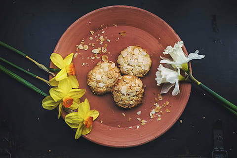 Tres, marrón, alimentos, plato, postre, Almendras, flor, amarillo, blanco, otoño, dulce, frescura, comida, comida y bebida, mesa, listo para comer, directamente arriba, naturaleza muerta, indulgencia, nadie, comida dulce, vista de alto ángulo, adentro, material de madera, planta floreciendo, tamaño de la porción, tentación, planta, bocadillo, 5K, CC0, dominio público, libre de derechos