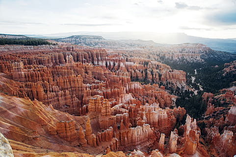 antenne, foto, bruin, canyon, canyon overdag, landschapsfotografie, bergen, berg-, rots, vorming, nok, Bryce Canyon National Park, Bryce Canyon, rock hoodoo, natuur, Vakantiebestemmingen, landschap, uitgehold, Verenigde Staten van Amerika, buitenshuis, rock - object, zuidwest usa, woestijn, Utah, zandsteen, rood, geologie, Nationaal Park, Bekende plek, schoonheid in de natuur, reislocaties, hemel, reisbestemmingen, panoramisch, geen mensen, niet-stedelijke scène, rotsformatie, reizen, scenics - natuur, rustige scène, kalmte, toerisme, fysieke geografie, dag, solide, wolk - lucht, 4K, CC0, publiek domein, royaltyvrij