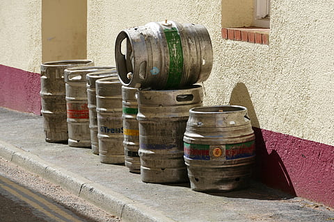 Bir, barel, alkohol, minum, tempat pembuatan bir, pub, minuman, tong, pembuatan bir, tong kecil, logam, dalam ruangan, hari, kamar domestik, struktur yang dibangun, tidak ada orang, Arsitektur, fitur dinding - bangunan, wadah, silinder, sinar matahari, eksterior bangunan, bangunan, dinding, di luar rumah, bayangan, tumpukan, alam, kota, tong anggur, pembuatan anggur, 5K, CC0, domain publik, bebas royalti