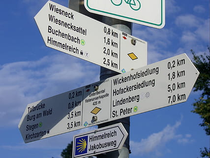 Verzeichnis, Wegweiser, Schild, Richtung, Markierung, Pfeil, Wegzeichen, Zugcharakter, Wanderpfade, Hinweis, Himmel, Blau, schwarzer Wald, wolke - himmel, Beratung, Pfeilsymbol, Straßenschild, Text, Symbol, Zeichen, Kommunikation, westliche Schrift, Richtungszeichen, keine Leute, Straße, Natur, Tag, Information, Flachwinkelansicht, Hinweisschild, Pole, draußen, 1080P, CC0, gemeinfrei, lizenzfrei