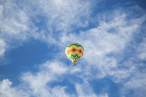 jaune, bleu, chaud, montgolfière, ciel, la nature, paysage, des nuages, parachute, aérien, en volant, air, aventure, en plein air, amusement, multi couleur, été, sport, Voyage, nuage - ciel, ballon, transport, véhicule aérien, journée, liberté, personne, faible angle de vue, mouvement, Activité de loisir, vent, composite numérique, 5K