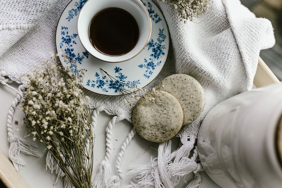 pohár, káva, sušenky, zásobník, bílý, modrý, květinový, keramický, podšálek, napít se, cookie, flatlay, fotografování potravin, květ, pití, Earl Grey, jednoduchost, jednoduchý, mouka, Angličtina, kuchyně, odpoledne, výzdoba, interiér, čaj, relaxovat, design, jídlo a pití, nádobí, džbánek, uvnitř, občerstvení, přímo nad, horký nápoj, jídlo, čaj - horký nápoj, nikdo, stálý život, svěžest, vysoký úhel pohledu, textil, kávový šálek, detail, šálek čaje, Černý čaj, 5K