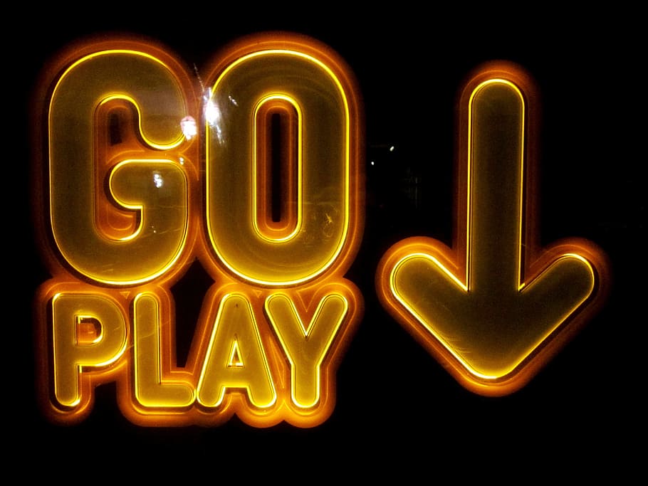 groc, marró, anar, jugar, senyalització de neó, taronja, led, signe, joc infern, escut, nota, directori, direcció, atenció, decisions, elecció, anar a jugar, arcade, jugadors, fletxa, jocs, màquines escurabutxaques, negre, neó, llum de neó, anunci, publicitat, nit, il·luminat, cap gent, festa - esdeveniment social, primer pla, brillant, text, comunicació, equips d’il·luminació, nombre, fons negre, celebració, tallar, mecanografiat, sola paraula, lluminós, dia d'Any Nou, neó acolorit, missatge, 4K