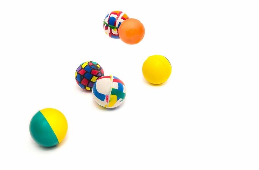 sei, giocattoli a palla di colori assortiti, rimbalzare, palle, gomma da cancellare, urto, autunno, colorato, distributore automatico, gettare, giocattolo, giocare, divertimento, ragazzo, gioco, multicolore, sfondo bianco, giallo, marmi, giochi di svago, girato in studio, nessuno, infanzia, caramella, avvicinamento, ritagliare, copia spazio, pillola, gruppo di oggetti, forma, in casa, dose, sfera, variazione, medicina, scelta, capsula, colore vibrante, forma geometrica, 4K