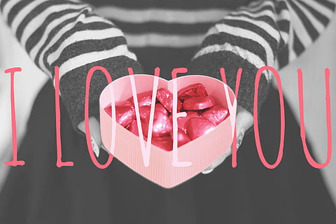 ich liebe, Schöne Grüße, ich liebe dich, Herzform, Liebe, rot, Valentinstag - Urlaub, Romantik, gestreift, Geschenk, pinke Farbe, drinnen, Nahansicht, Band, eine Person, Band - Nähartikel, Emotion, positive Emotionen, Papier-, halten, Box, Kasten - Behälter, Fokus auf den Vordergrund, Mittelteil, Geschenkbox, 1080P, CC0, gemeinfrei, lizenzfrei