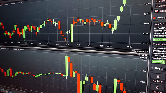 Diagramm, Handel, Kurse, Analyse, Leuchter, Technologie, Elektronik-Industrie, Digitaler Bildschirm, drinnen, keine Leute, Graph, Börsendaten, Nummer, Daten, Finanzielle Zahlen, Finanzen, Investition, Geschäft, Großunternehmen, Computerausrüstung, Computerbildschirm, Reichtum, Nahansicht, Geld verdienen, Hintergründe, Analysieren, Wirtschaft, 5K