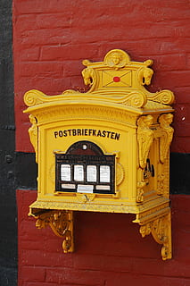 postkasse, stolpe, brev, kasser, brev bokse, blacksmithing, posthorn, gul, arkitektur, meddelelse, bygning udvendig, bygget struktur, dag, tekst, ingen mennesker, murbygningsfunktion, post, vestlige script, offentlige postkasse, tæt på, udendørs, kreativitet, Kunst og håndværk, træ - materiale, dyr repræsentation, bygning, 2K, CC0, offentligt domæne, royaltyfrie